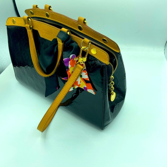 Louis Vuitton Bre Vernis Burgundy Patent Leather Shoulder Bag. - Picture 3 of 16